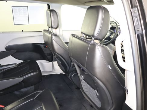 Used 2024 Chrysler Pacifica Touring-L image 43