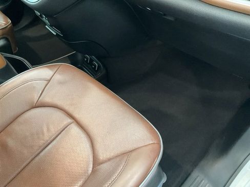 Used 2017 Chrysler Pacifica Limited image 26