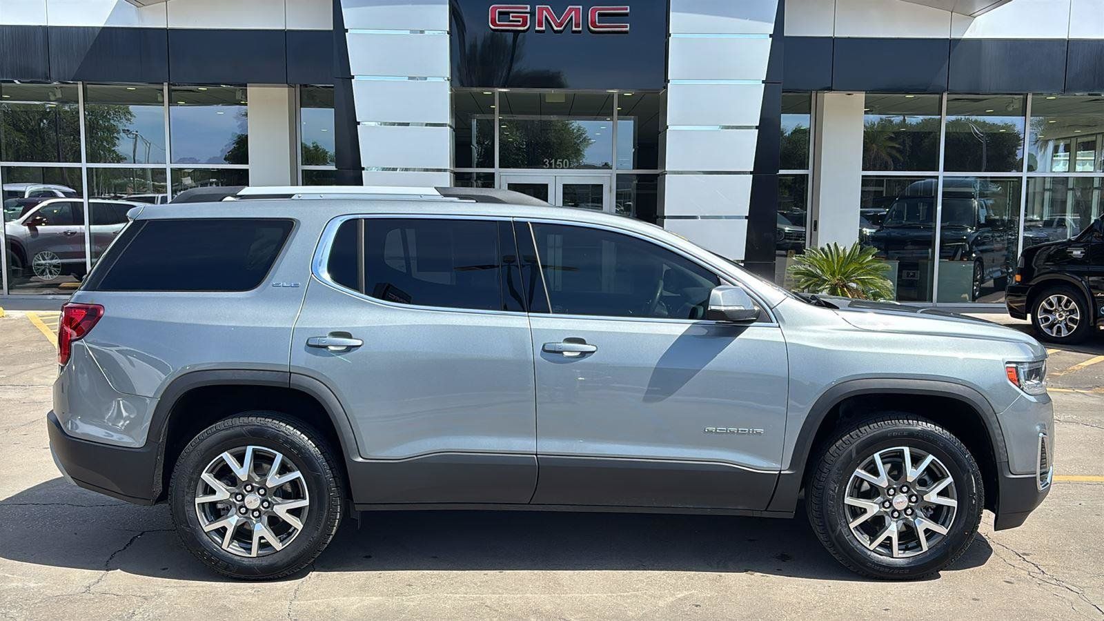 Certified 2023 GMC Acadia SLE w/ Driver Convenience Package FWD image 8