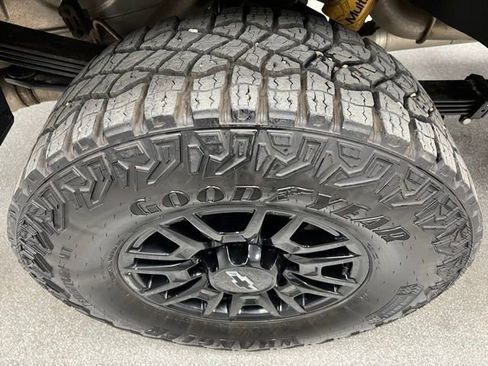 Used 2024 Chevrolet Silverado 2500 ZR2 w/ Technology Package AWD/4WD image 16