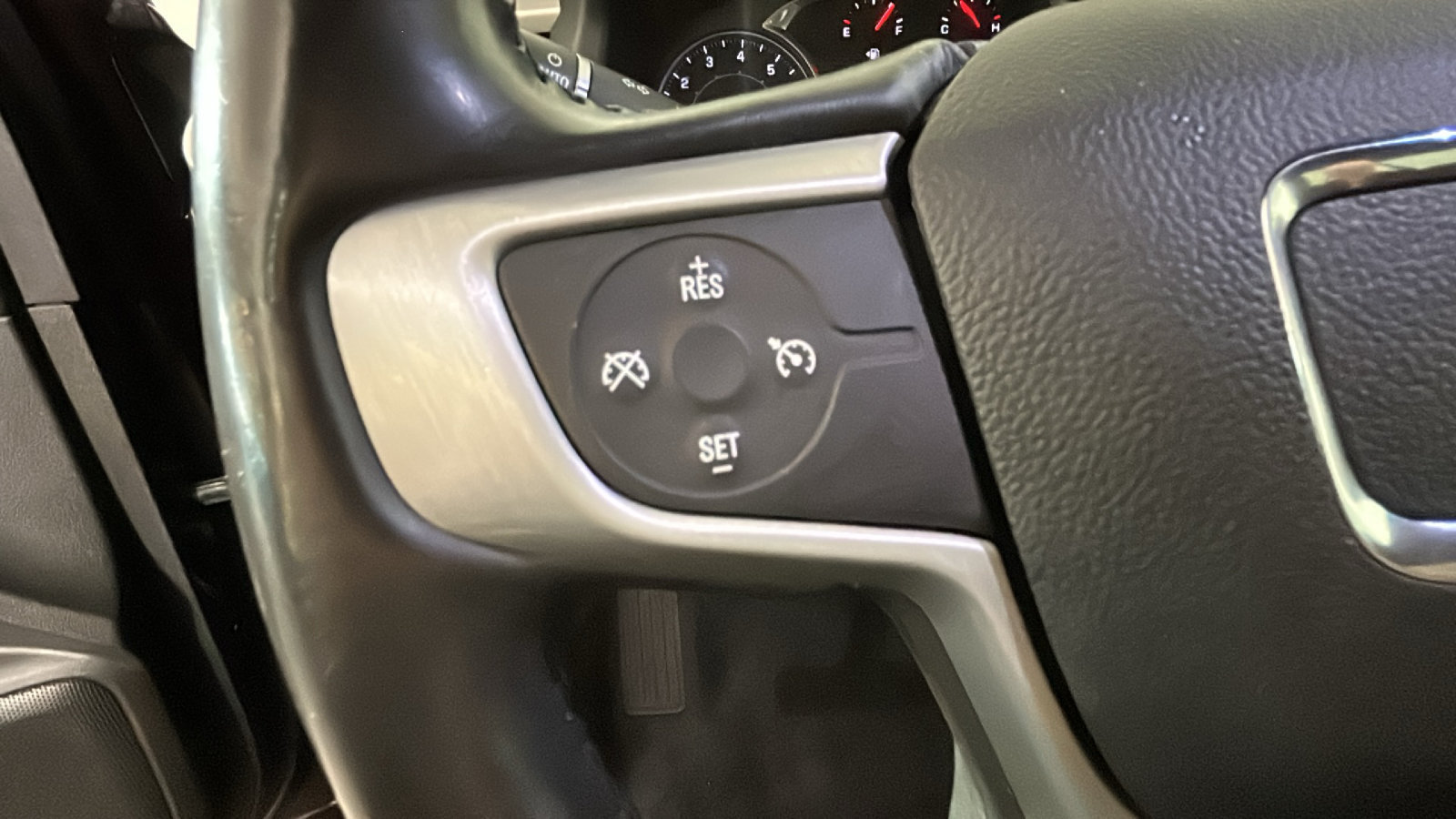 Used 2020 GMC Acadia SLE w/ Driver Convenience Package FWD image 20