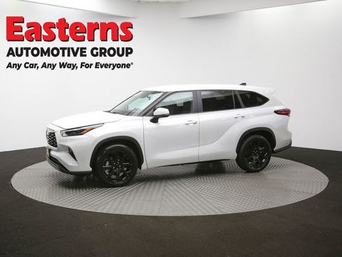 Used 2023 Toyota Highlander LE image 57