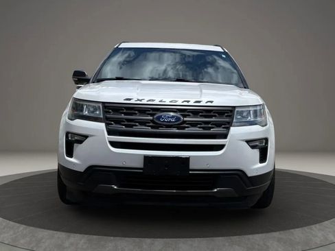 Used 2018 Ford Explorer XLT w/ Equipment Group 202A FWD image 3