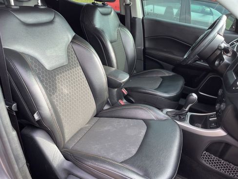 Used 2018 Jeep Compass Latitude w/ Popular Equipment Group FWD image 11
