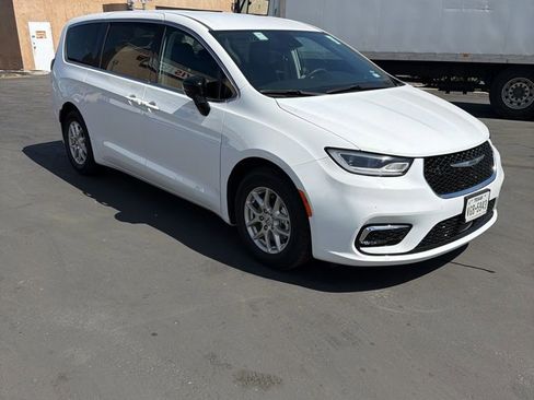 Used 2024 Chrysler Pacifica Touring-L image 4