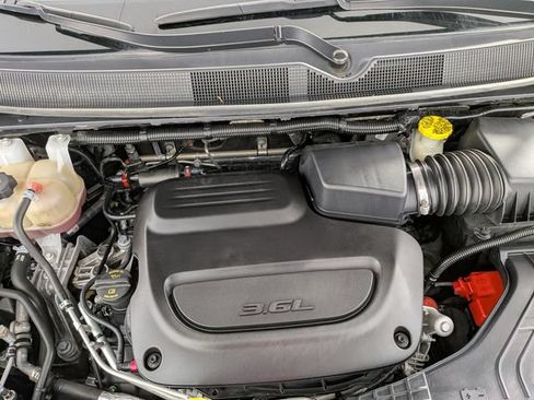 Used 2023 Chrysler Pacifica Touring-L FWD image 28