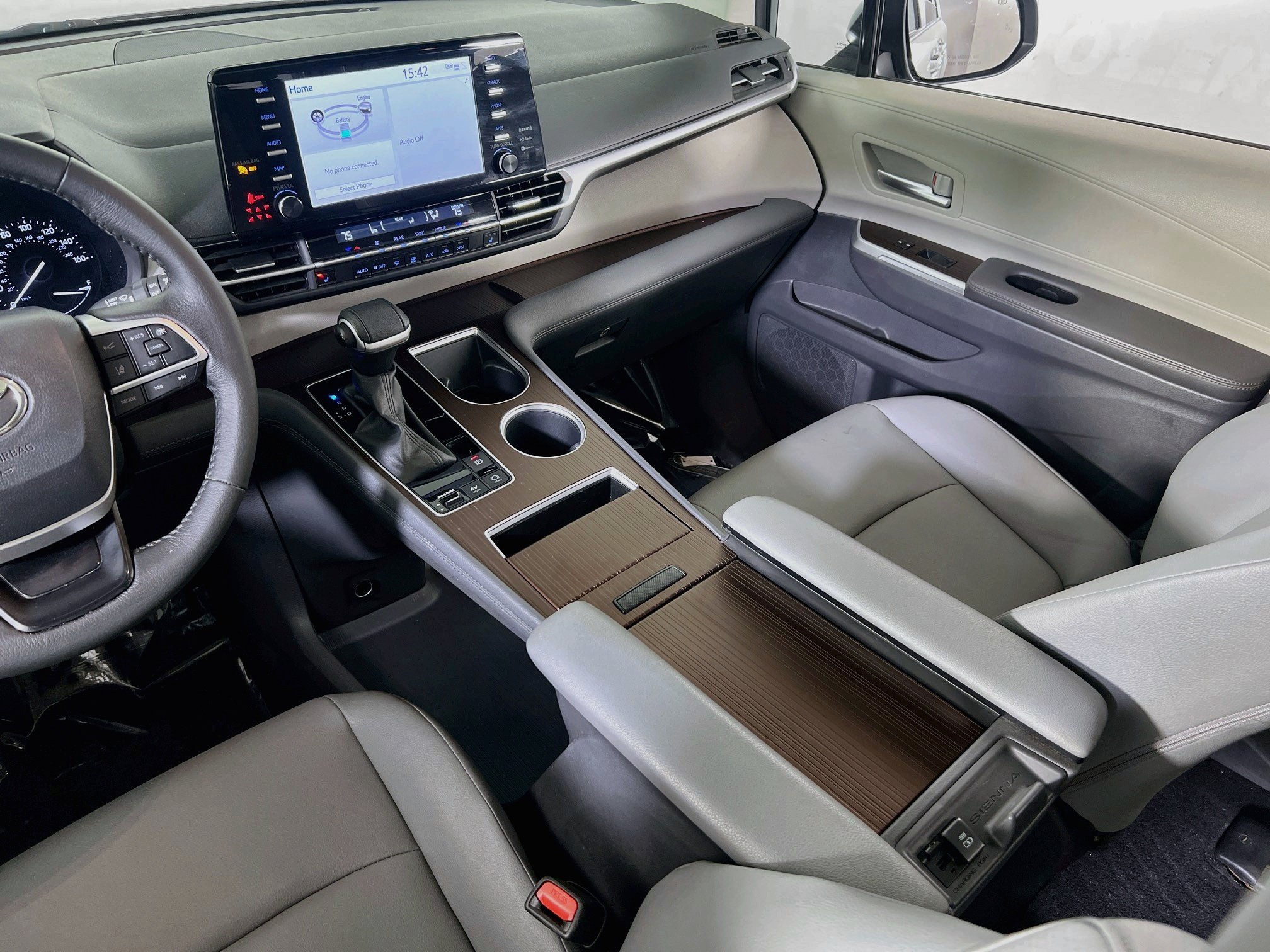 Used 2024 Toyota Sienna XLE FWD image 23