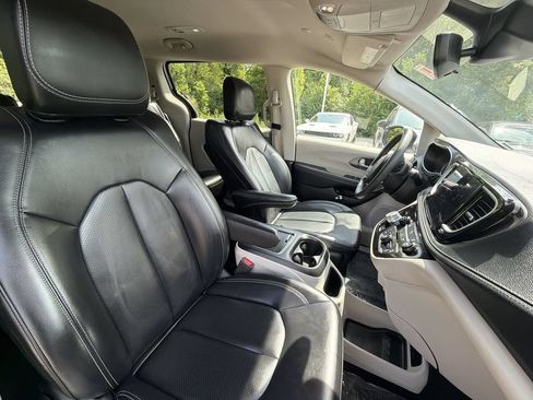 Used 2023 Chrysler Pacifica Touring-L FWD image 27