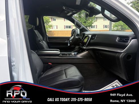 Used 2022 Jeep Wagoneer Series III AWD/4WD image 32