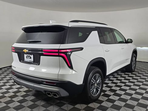 Used 2025 Chevrolet Traverse LT w/ Driver Confidence Package FWD image 3