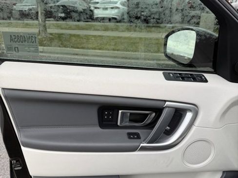 Used 2017 Land Rover Discovery Sport HSE image 13