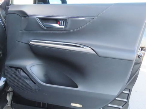 Used 2024 Toyota Venza XLE image 24