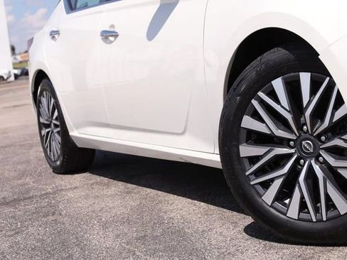 Used 2025 Nissan Altima 2.5 SV FWD image 3
