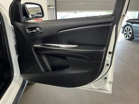 Used 2017 Dodge Journey SXT w/ Chrome Appearance Group FWD image 12
