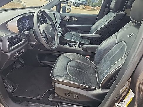 Used 2021 Chrysler Pacifica Limited w/ Uconnect Theater Family Group image 22