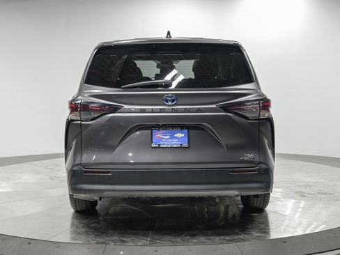 Used 2024 Toyota Sienna XLE FWD image 4