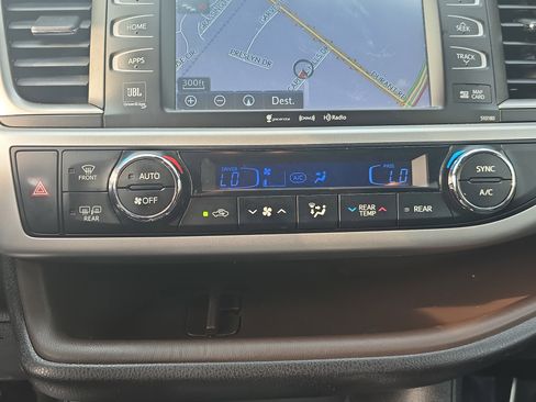 Used 2018 Toyota Highlander Limited image 23