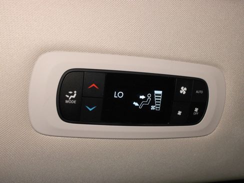 Used 2023 Chrysler Pacifica Touring-L FWD image 16
