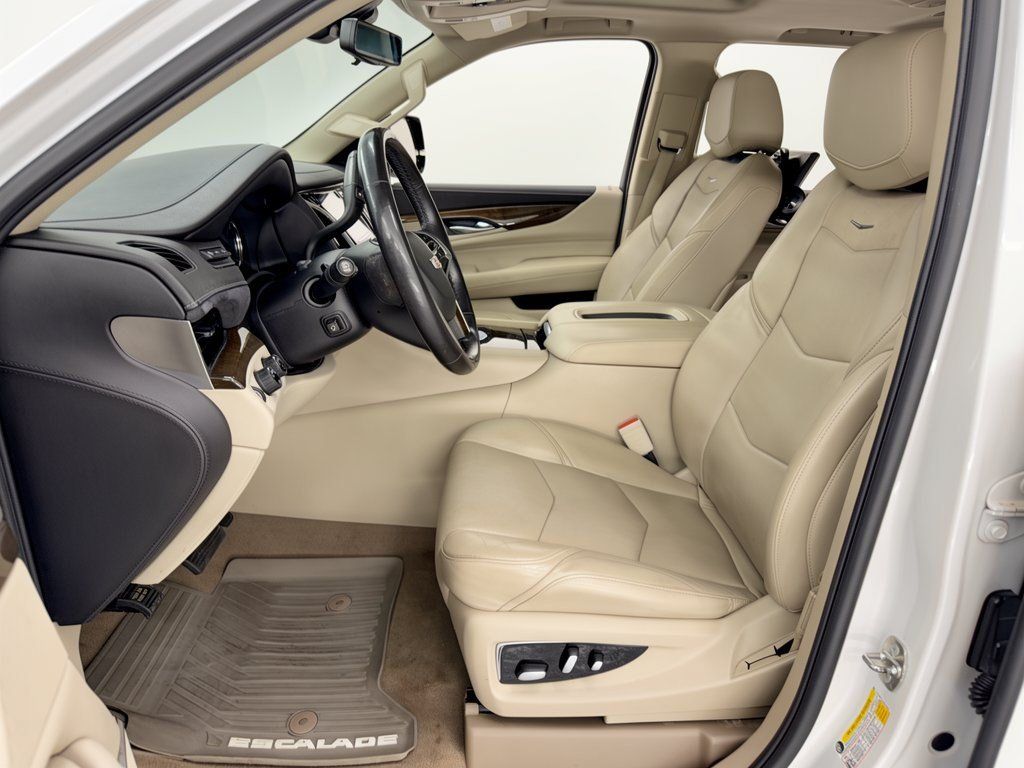 Used 2018 Cadillac Escalade Luxury AWD/4WD image 5