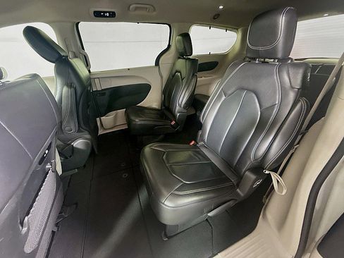 Used 2022 Chrysler Pacifica Touring-L FWD image 20