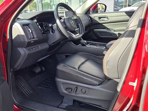 Used 2023 Nissan Pathfinder SL image 12