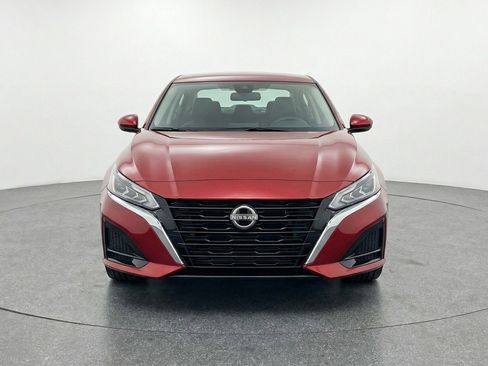 Used 2025 Nissan Altima 2.5 SV FWD image 2