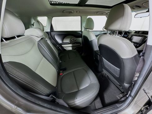 Used 2019 Kia Soul + w/ Primo Package FWD image 28