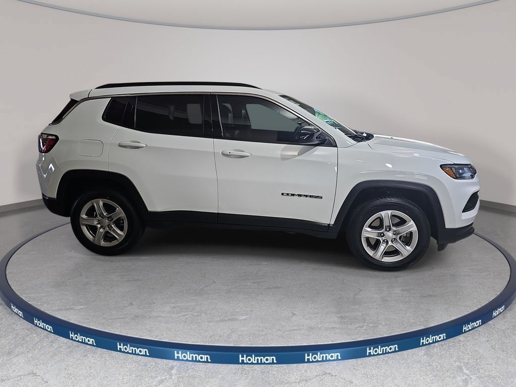 Used 2024 Jeep Compass Latitude w/ Sun and Sound Group AWD/4WD image 5