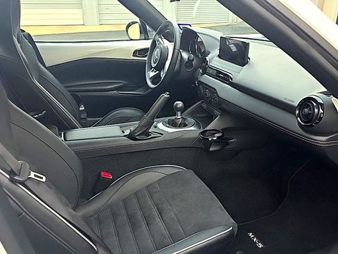 Used 2025 MAZDA MX-5 Miata RF Club RWD image 9