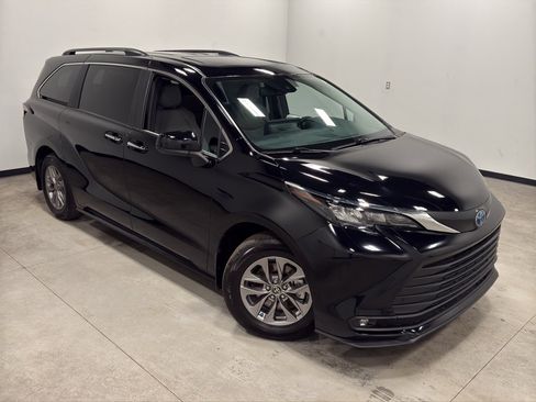 Used 2025 Toyota Sienna XLE image 36