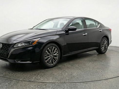 Used 2025 Nissan Altima 2.5 SV image 3