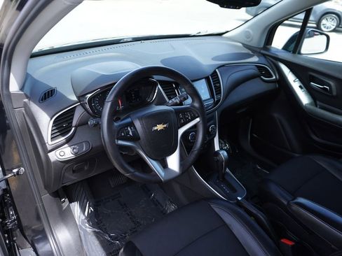 Used 2017 Chevrolet Trax LT w/ LT Convenience Package FWD image 24