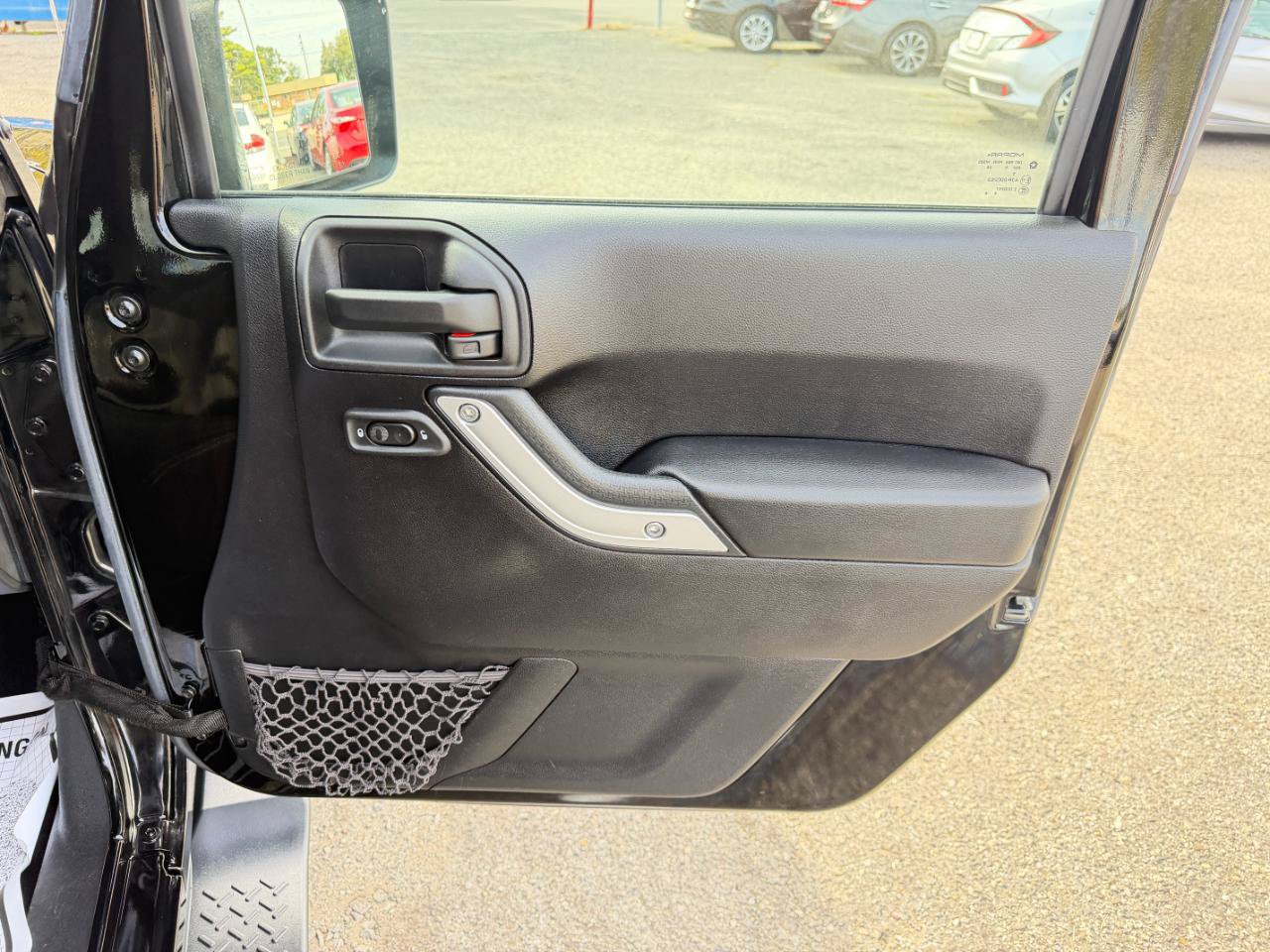 Used 2016 Jeep Wrangler Unlimited Sahara w/ Connectivity Group AWD/4WD image 45