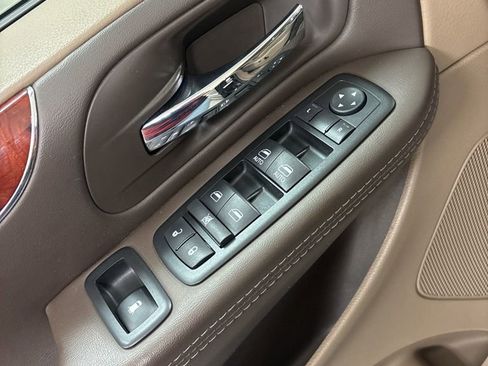 Used 2014 Chrysler Town & Country Touring-L w/ Driver Convenience Group FWD image 17