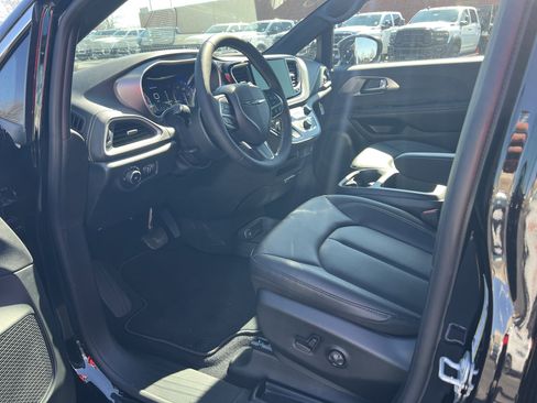 New 2026 Chrysler Pacifica Select FWD image 10