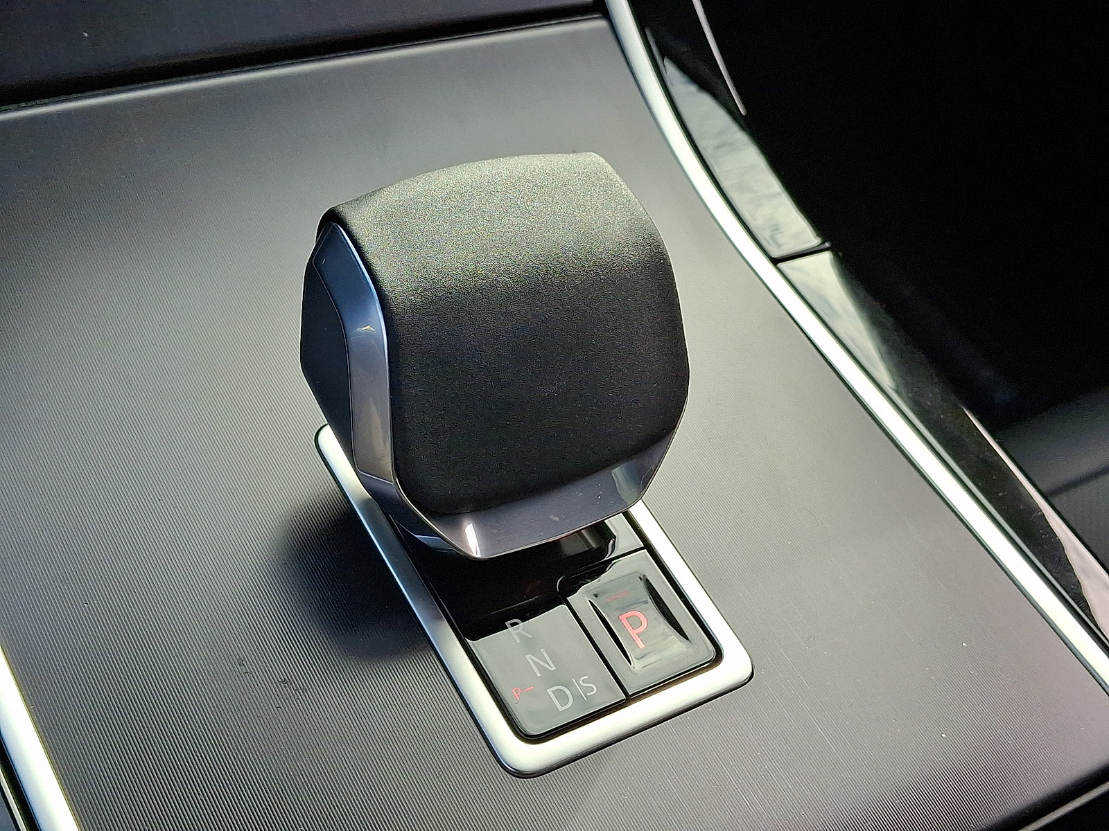 Certified 2026 Land Rover Range Rover Velar Dynamic SE AWD/4WD image 17