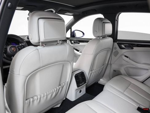 New 2025 Porsche Macan image 33