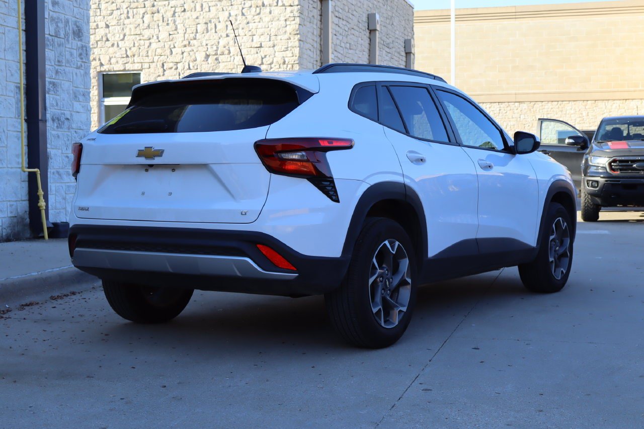 Used 2025 Chevrolet Trax LT w/ LT Convenience Package FWD image 3