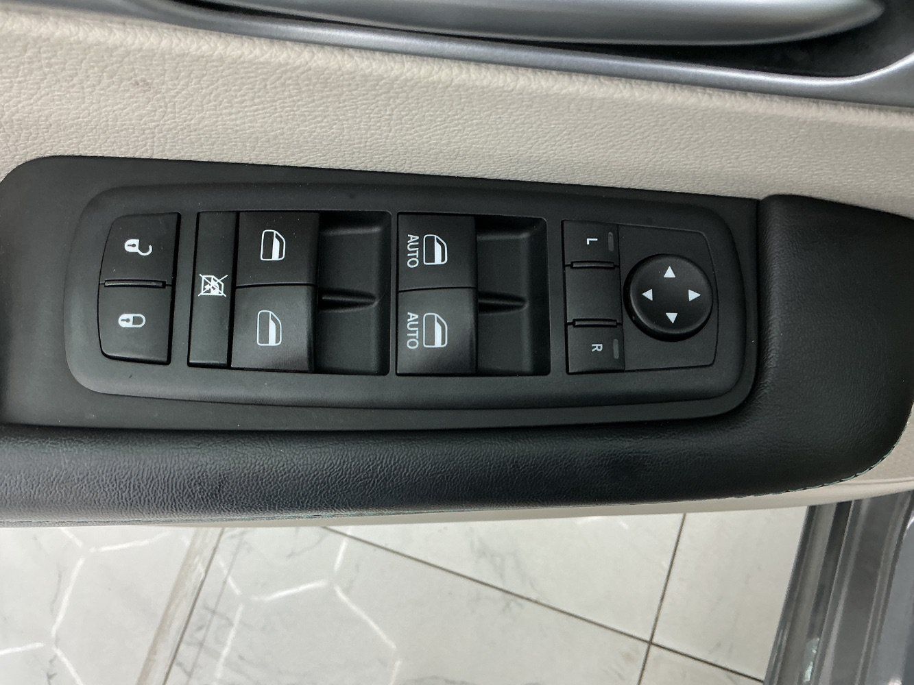Used 2018 Chrysler Pacifica Touring-L FWD image 39
