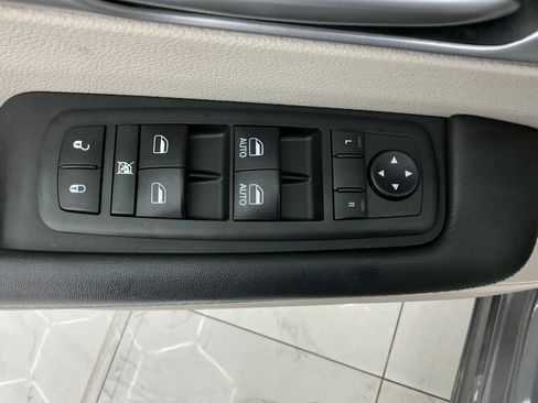 Used 2018 Chrysler Pacifica Touring-L FWD image 39