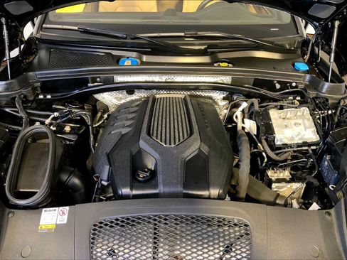 Certified 2023 Porsche Macan AWD/4WD image 32