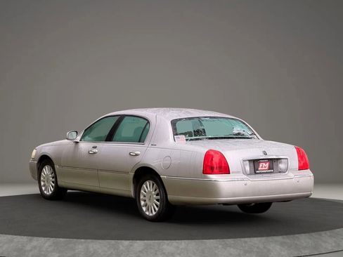 Used 2005 Lincoln Town Car Signature image 5