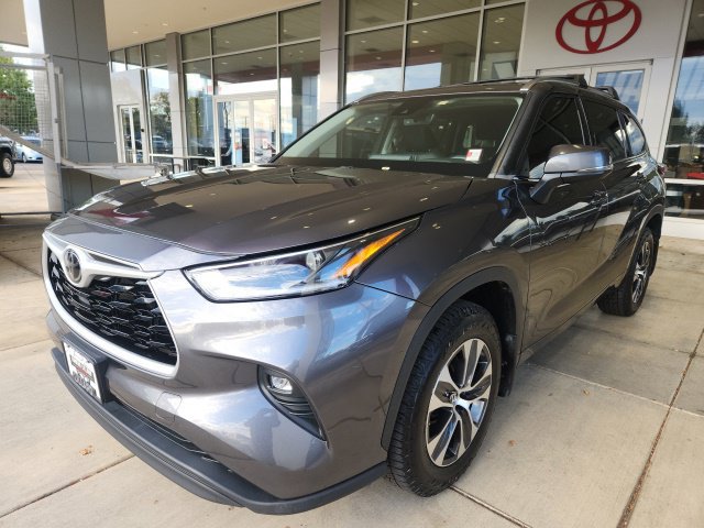 Used 2021 Toyota Highlander XLE AWD/4WD image 4