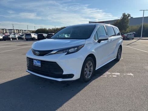 Used 2025 Toyota Sienna LE image 1