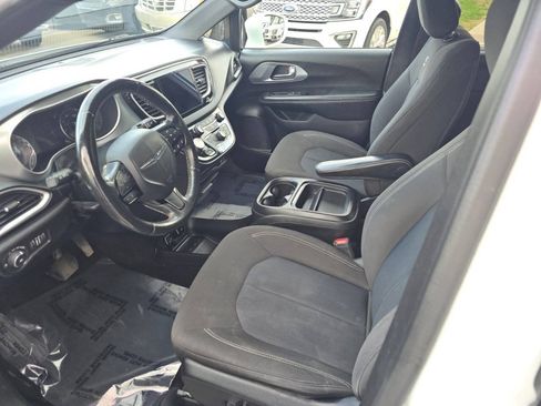 Used 2020 Chrysler Pacifica Touring w/ Advanced Safetytec Group FWD image 11