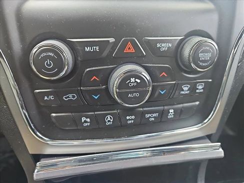 Used 2018 Jeep Grand Cherokee Laredo image 16