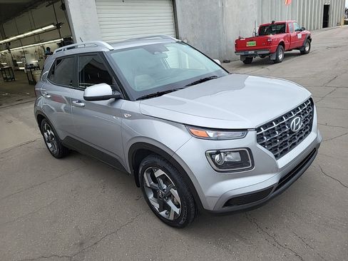 Used 2024 Hyundai Venue SEL FWD image 4