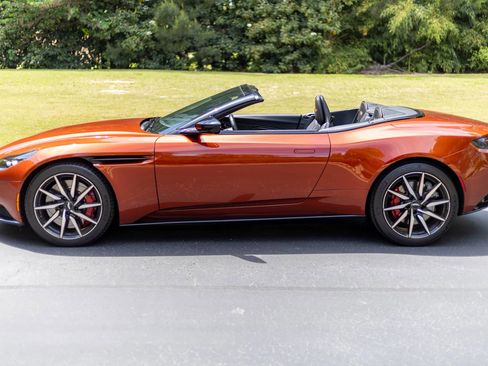 Used 2021 Aston Martin DB11 Volante RWD image 8