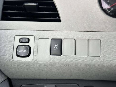 Used 2014 Toyota Sienna L FWD image 26