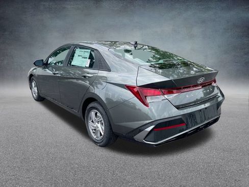 Certified 2025 Hyundai Elantra SE FWD image 30